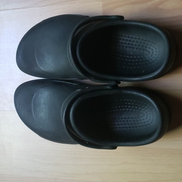 Water Proof Crocs - Picture 2 of 8